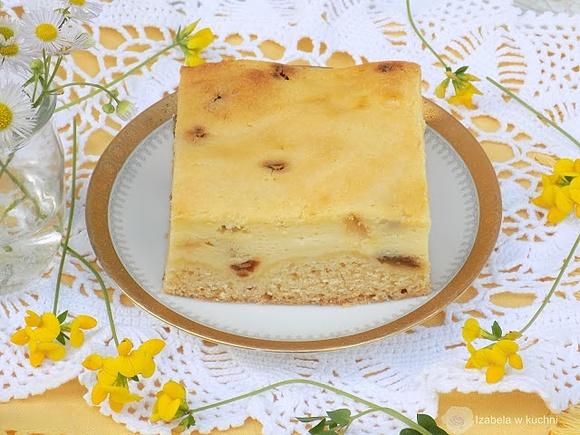 Sernik na kruchym cieście z rodzynkami i kisielem