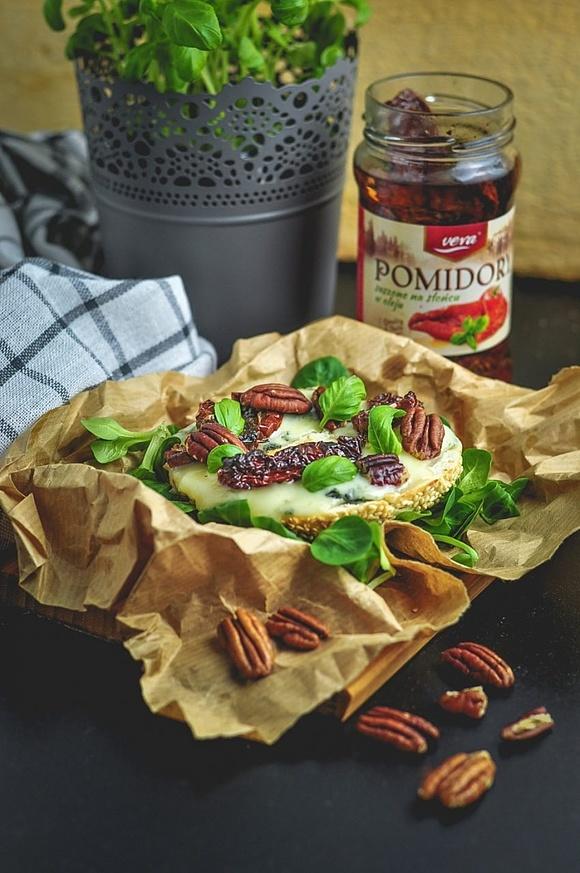 Bajgle z suszonymi pomidorami i gorgonzolą