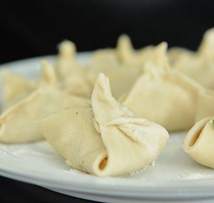 Chińskie pierożki wonton z sosem orzechowym