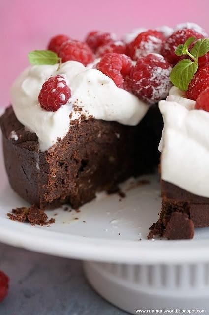 Torcik brownie z kremem i malinami