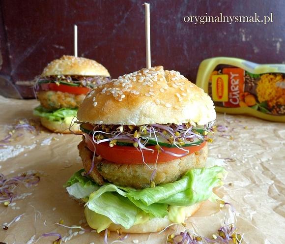Burger rybny z sezamem i warzywami