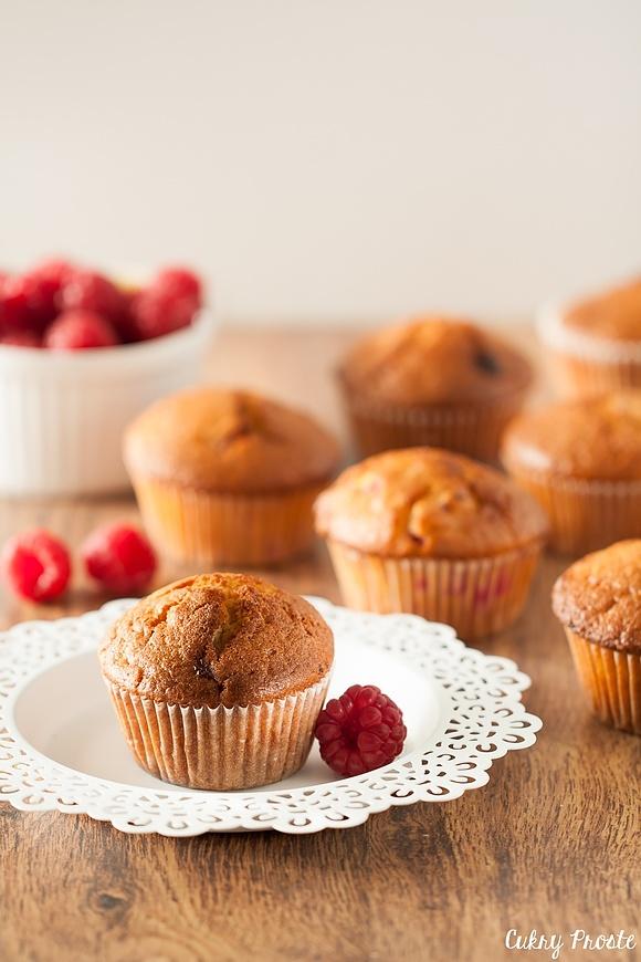 Maślane muffiny z malinami i białą czekoladą