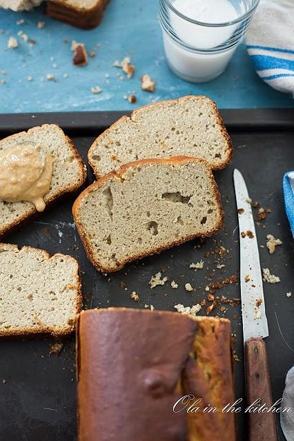 Chlebek bananowy z masłem orzechowym