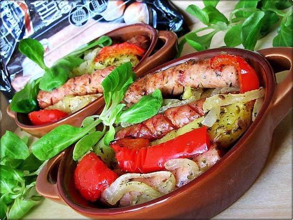Pieczona kiełbasa z ziemniakami papryką i cebulą