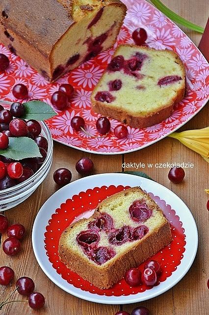 Słodki chlebek z wiśniami