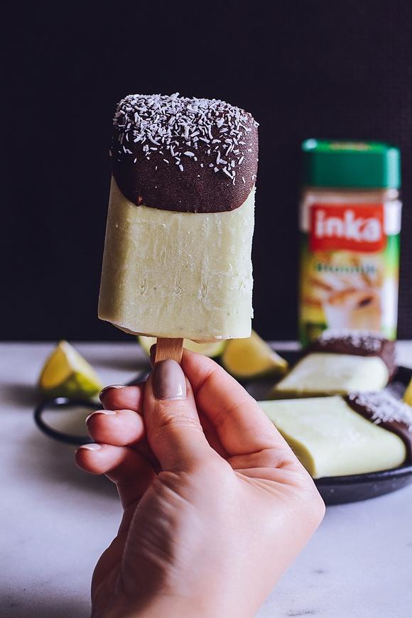 Orzeźwiające zdrowe lody o smaku awokado i limonki