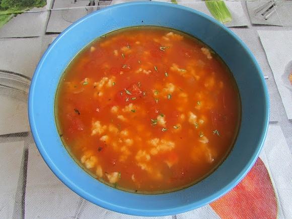 Letnia zupa pomidorowa z zacierkami
