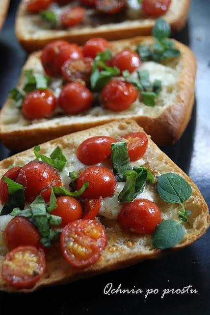 Bruschetta z pomidorkami cherry i serem mozzarella