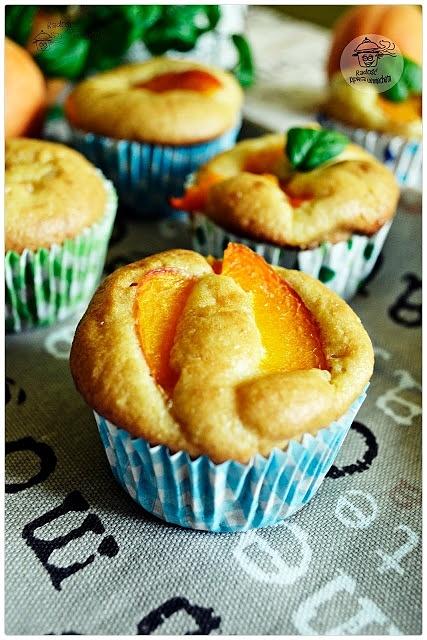 Muffiny z morelami i kaszką kukurydzianą
