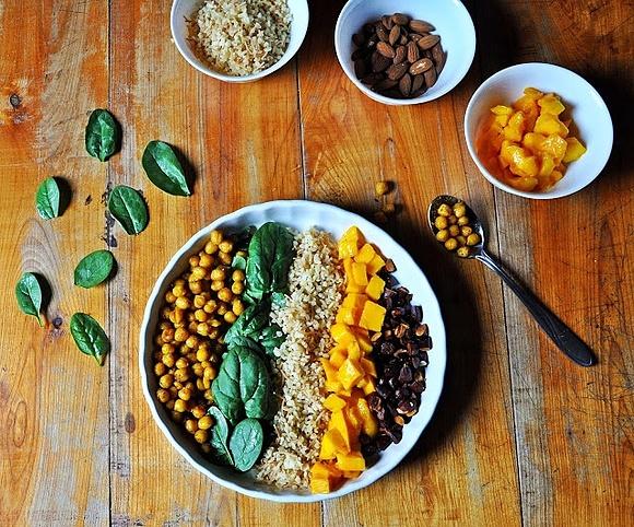 Sałatka z kaszy, ciecierzycy i mango z nutą curry