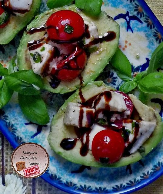 Awokado z sałatką caprese