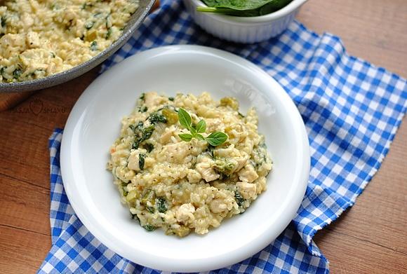 Zielone risotto z kurczakiem, szparagami i szpinakiem