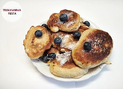 Placuszki z mąki z ciecierzycy z borówkami