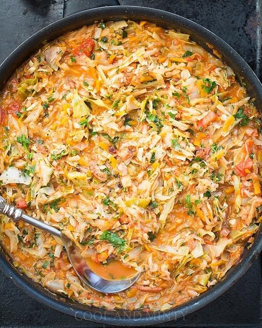 Wykwintny bigos z młodej kapusty, boczkiem i warzywami