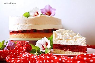 Malowniczy tort malinowa chmurka