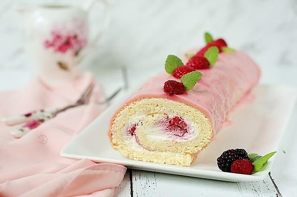 Biszkoptowa rolada z mascarpone i malinami w polewie jogurtowej