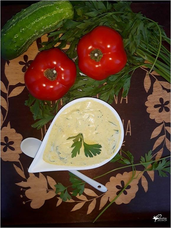 Prosty dip z curry i zieloną pietruszką