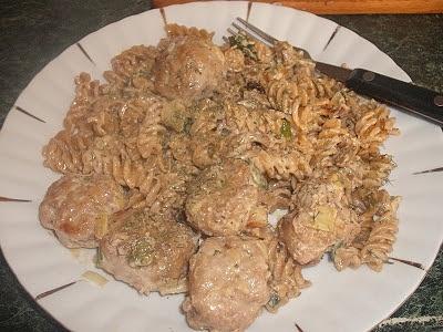 Klopsiki z makaronem w sosie pieczarkowym