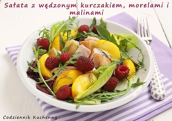 Sałata z wędzonym kurczakiem, morelami i malinami
