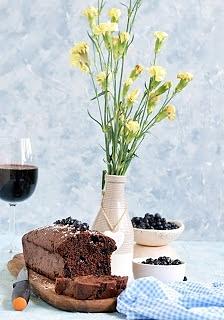 Babka kakaowa z jagodami i wiśniami