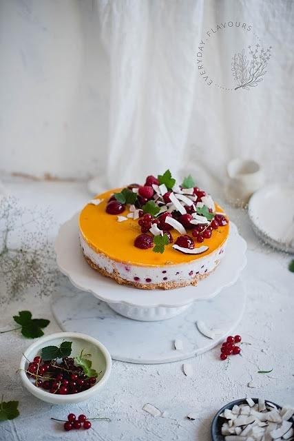 Kokosowy sernik z porzeczkami i mango
