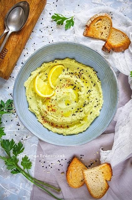 Hummus z boku