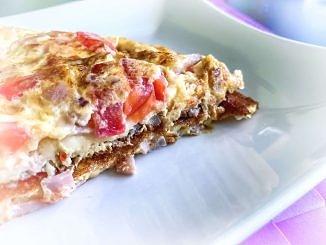 Omlet z szynką, serem i pomidorami