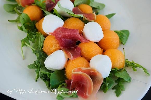 Sałatka z melonem, mozzarellą i szynką parmeńską