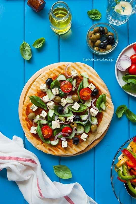 Pizza z grilla w stylu greckim