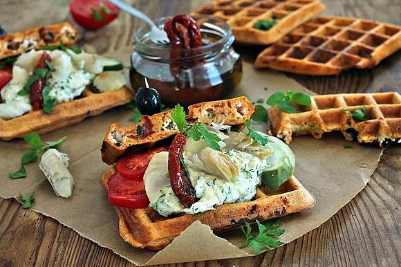Gofry włoskie z pastą rybną i dodatkami