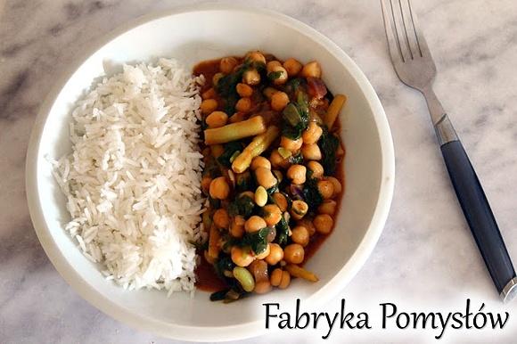 Curry z cieciorką szpinakiem i fasolką szparagową