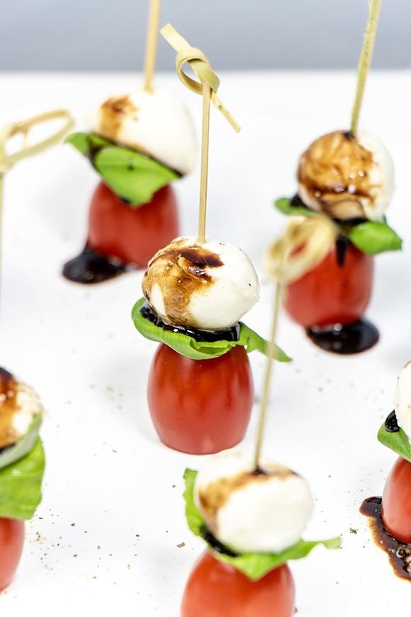 Koreczki caprese - przystawka z pomidorami, mozzarellą i bazylią
