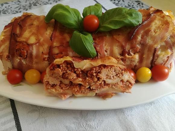 Rolada z lasagne z boczkiem i sosem beszamelowym