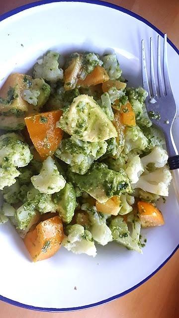 Sałatka z kalafiora z pesto pietruszkowym