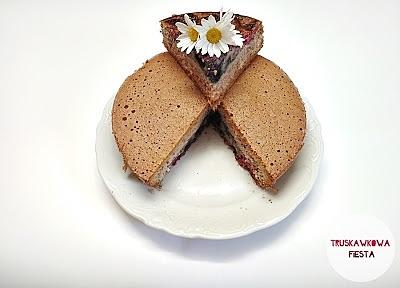 Ciasto ryżowe z nasionami chia i owocami leśnymi