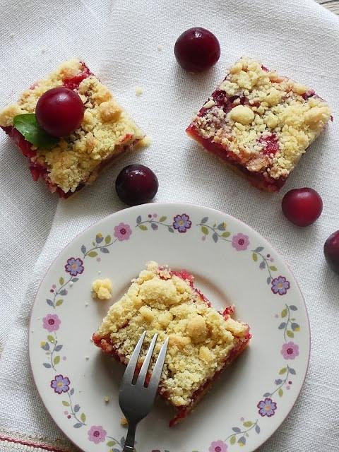 Mirabelkowy deser z kruszonką i śliwkami