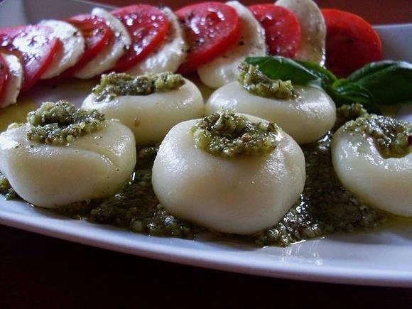 Kluski śląskie z bazyliowym pesto