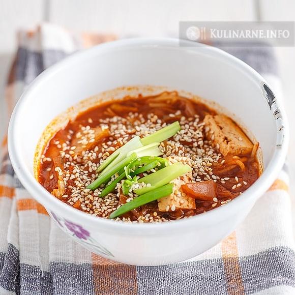 Zupa kimchi z tofu i sezamem