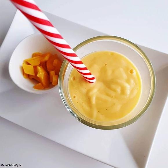 Mango lassi - orzeźwiający koktajl z mango i jogurtu naturalnego