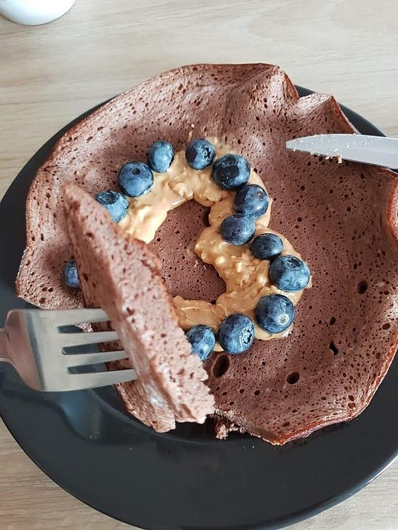 Omlet kakaowo-bananowy na słodko, szybki i sycący pomysł na śniadanie