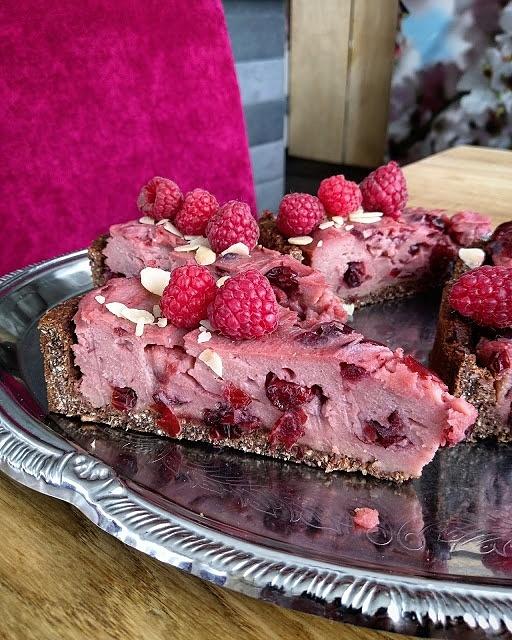Tarta na spodzie jaglano-daktylowym z kremem owocowym