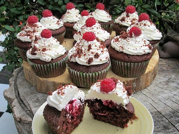 Kakaowe muffinki nadziewane malinami z kremem mascarpone