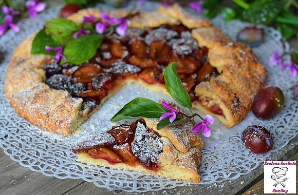 Rustykalna tarta ze śliwkami, cynamonem i imbirem