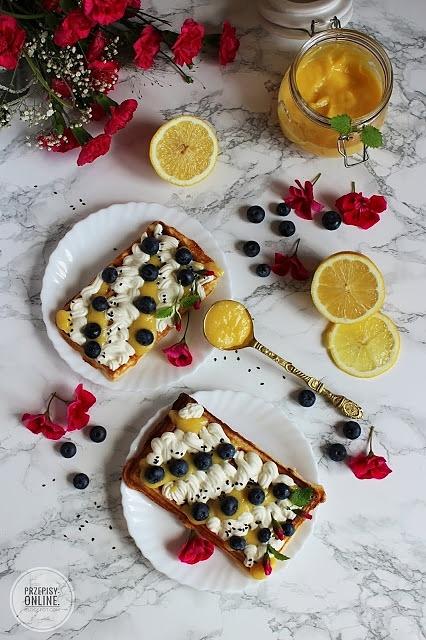 Cytrynowe gofry z lemon curd, bitą śmietaną i borówkami