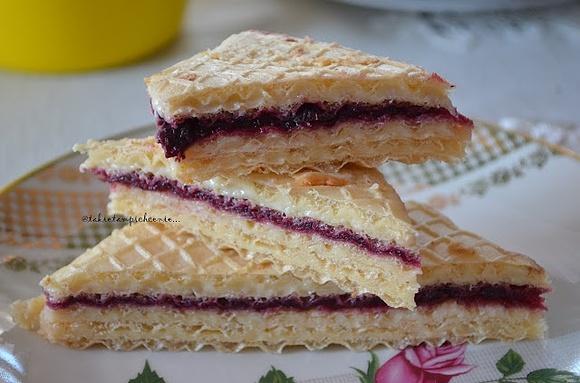 Wafelki śmietankowe z kawowym kremem i dżemem porzeczkowym