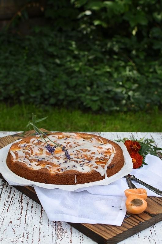 Ciasto ucierane z morelami i lawendowym lukrem