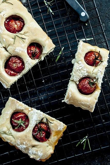 Foccacia z pomidorami krok po kroku włoski przepis