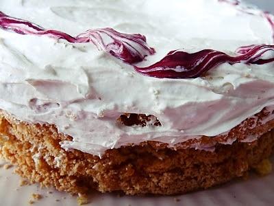 Włoski tort porzeczkowy z białą czekoladą