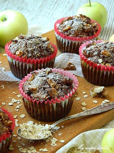 Razowe muffiny z jabłkami i płatkami owsianymi