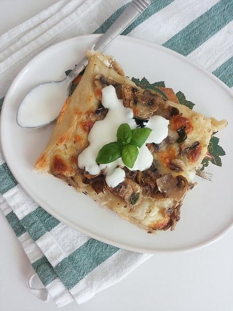 Pizza z kwaśną śmietaną i pieczarkami